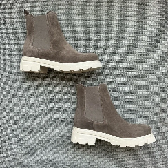 La Canadienne Ashley Boots in Stone Oiled Suede - Picture 3 of 9